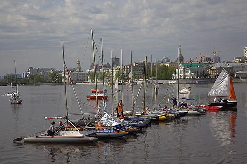 ночевка катамаранов на городском пруду